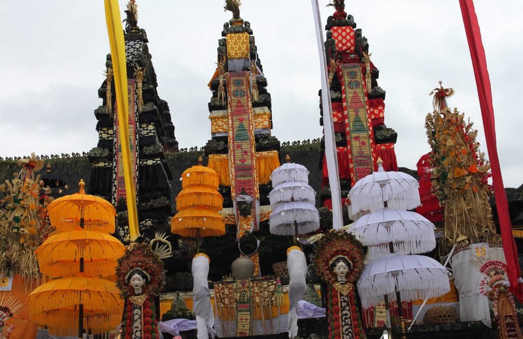 Padma Tiga di Besakih merupakan sarana pemujaan Sang Hyang Tri Purusa: Siwa, Sadasiwa, dan Paramasiwa.